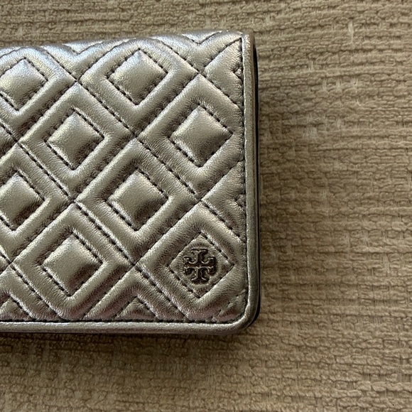 Tory Burch Fleming Medium Metallic Slim Wallet Silver Quilted Leather Wallet - Picture 6 of 17